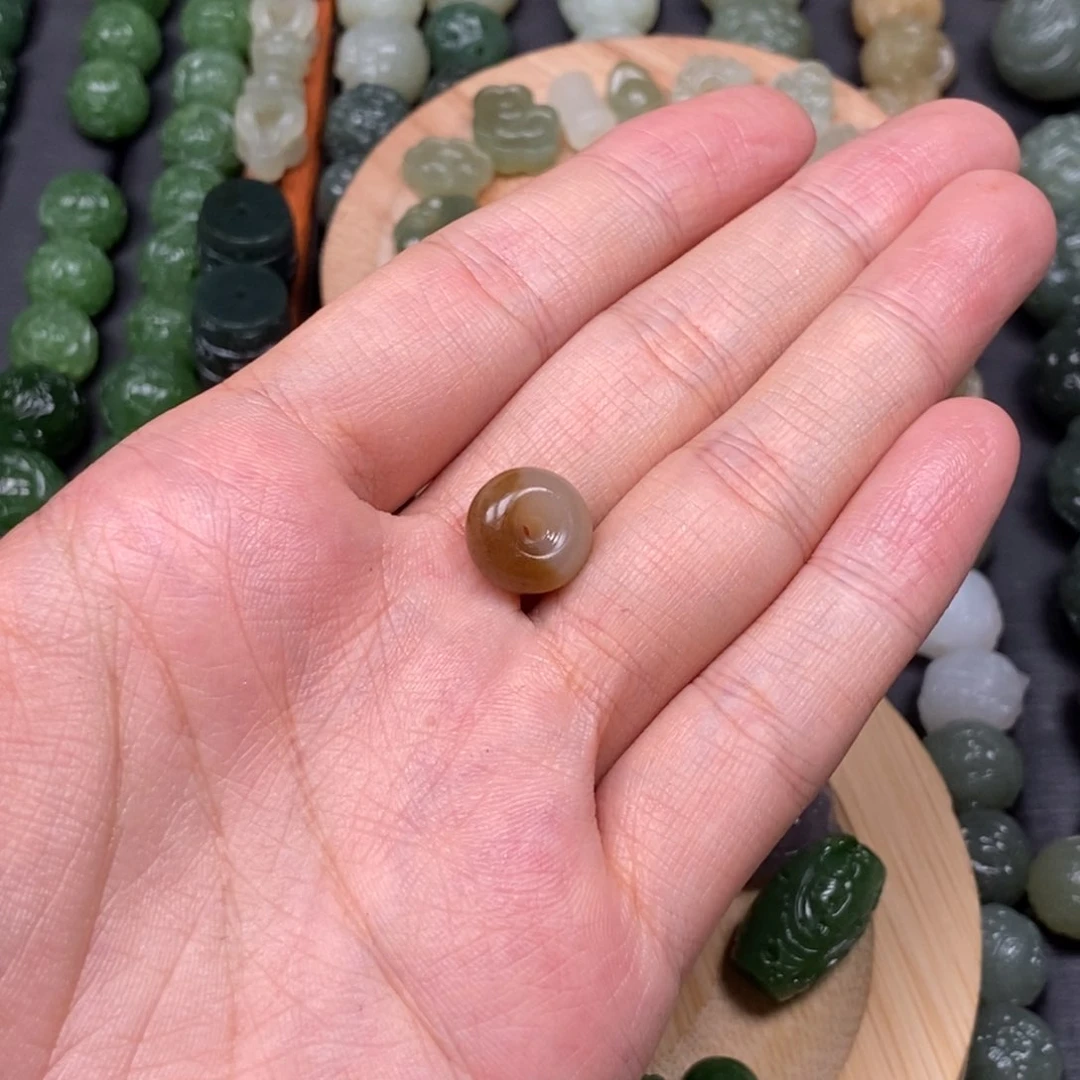 薇***薇和田玉未镶嵌颈饰