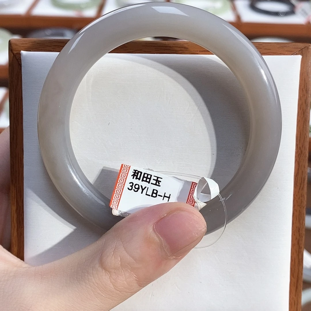 和田玉手镯未镶嵌小****常怡