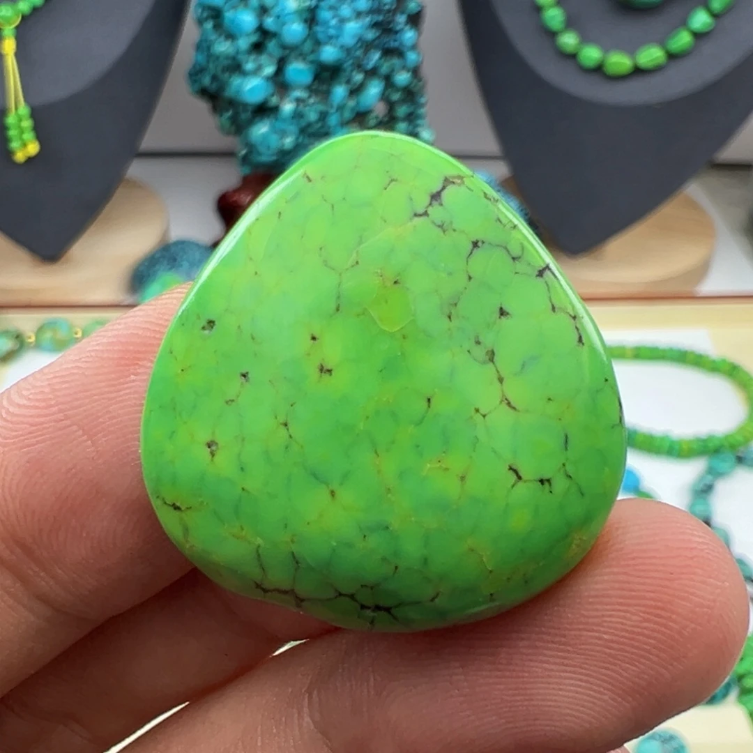 菜籽绿玉化随型吊坠