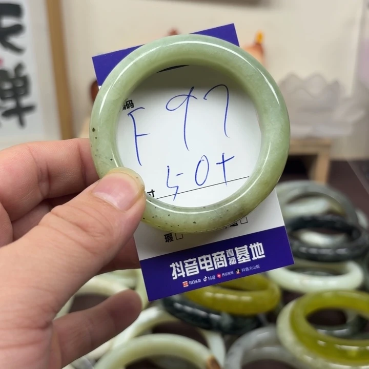 蛇纹石玉未镶嵌手镯97