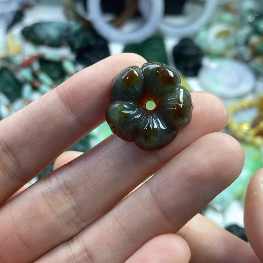 翡翠未镶嵌颈饰小*子