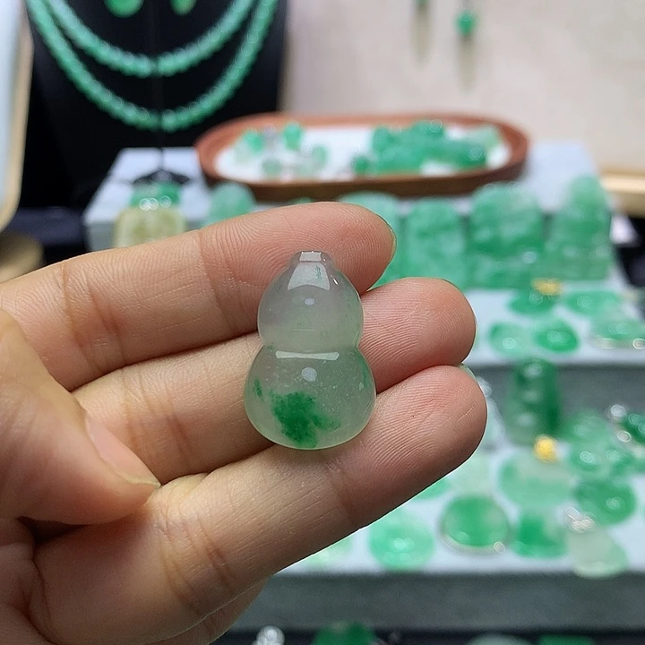 石英质玉（非洲翠）未镶嵌颈饰