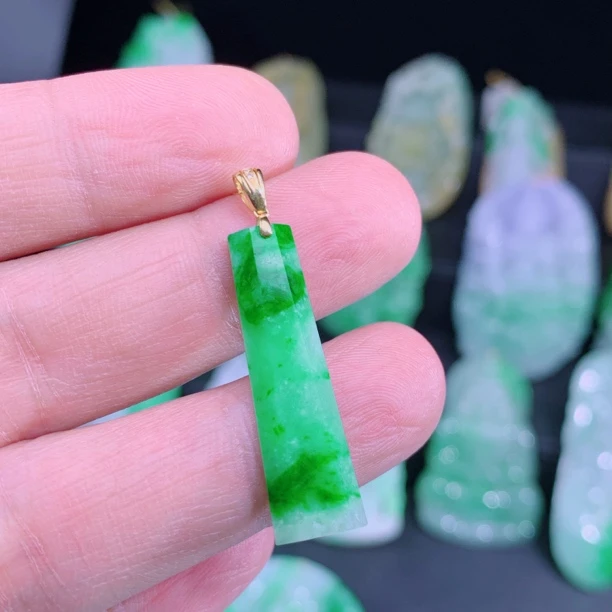 天然A货18金飘阳绿翡翠平安无事牌 货号:333036尺寸:37.6-9-2.4mm