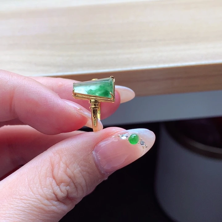 米***饭颈饰18K金镶嵌翡翠吊坠