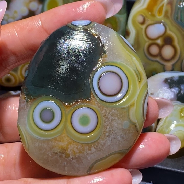 清***浅玛瑙/玉髓未镶嵌珠宝奇石