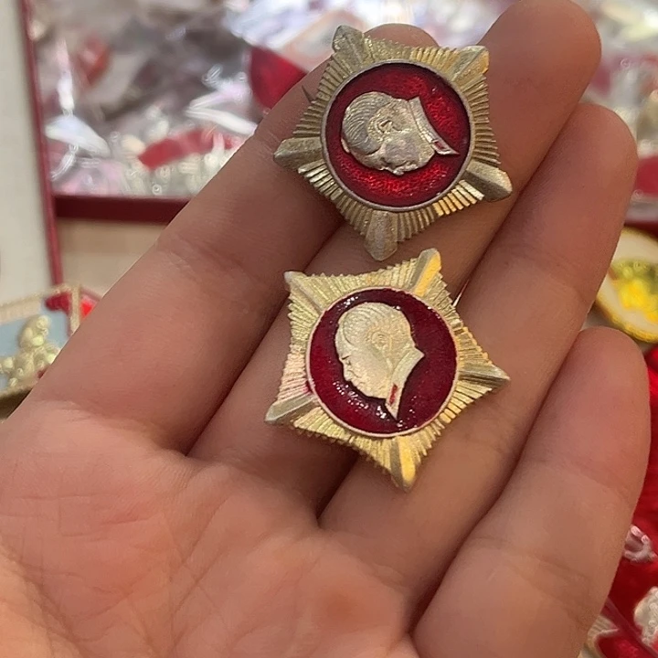 东***红像章一一一一一一一高贵轻