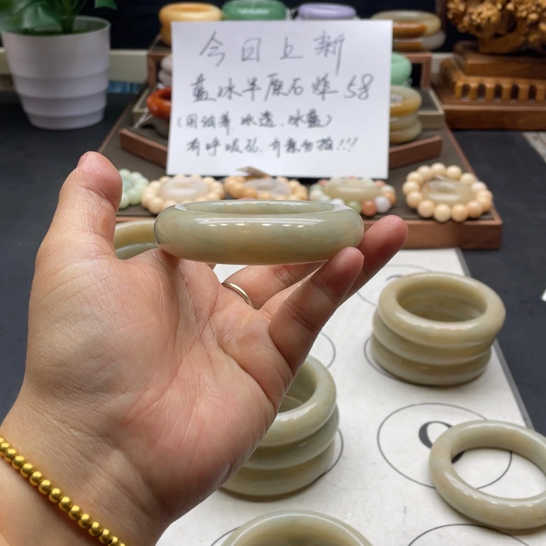 0***糕石英岩玉未镶嵌手镯