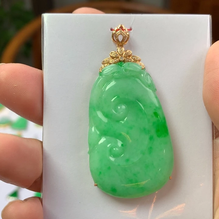 翡翠18K金镶嵌颈饰翡翠吊坠