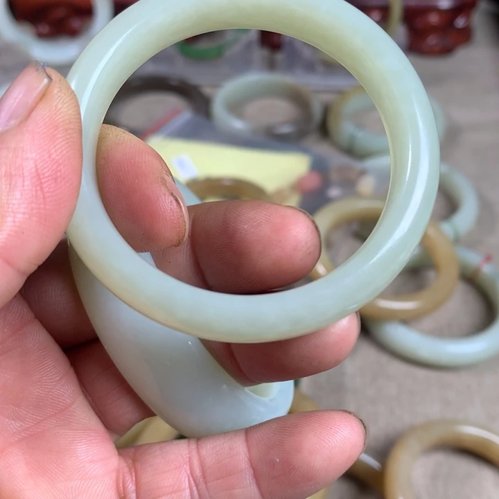 胭***脂和田玉（糖玉）未镶嵌手镯