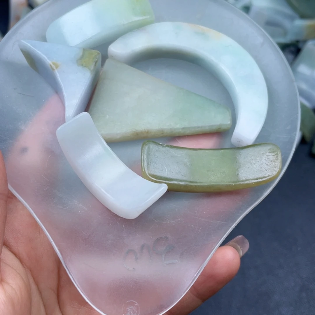 翡翠颈饰未镶嵌翡翠59