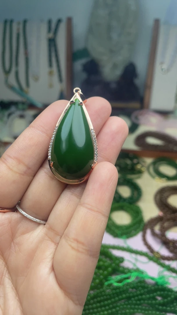 碧玉俄碧水滴吊坠