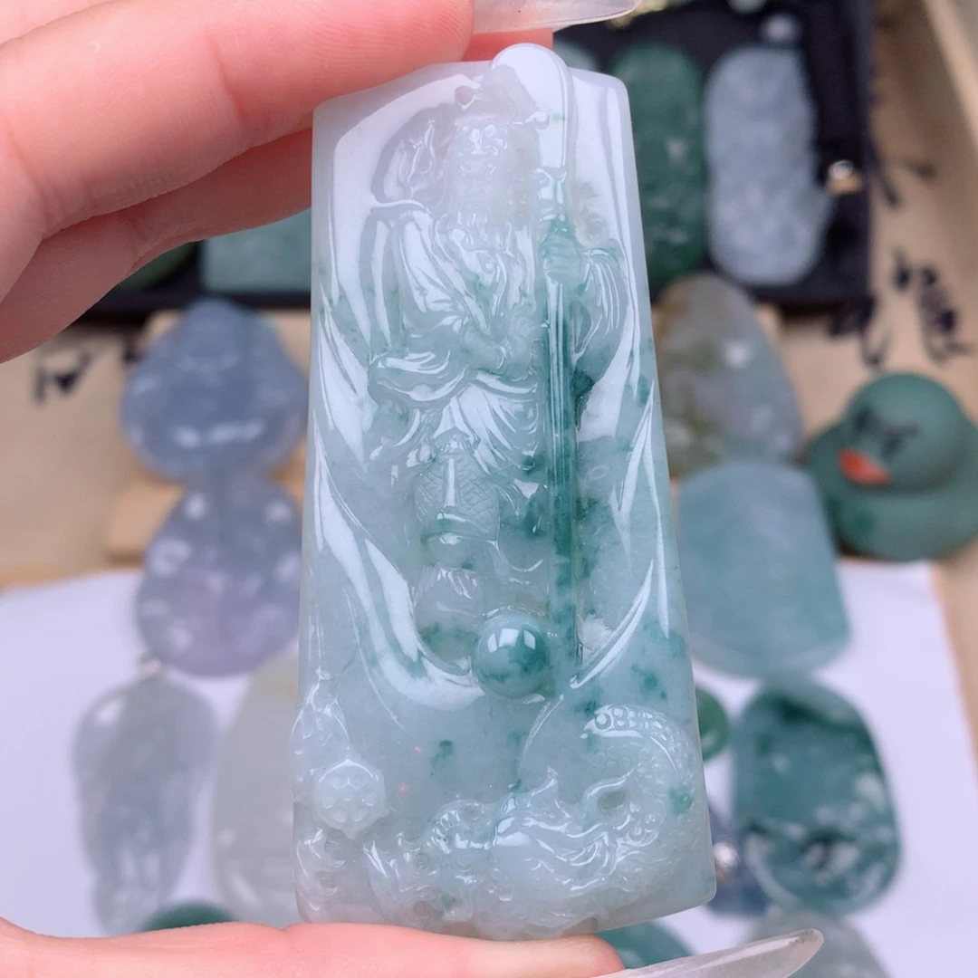翡翠未镶嵌颈饰关公