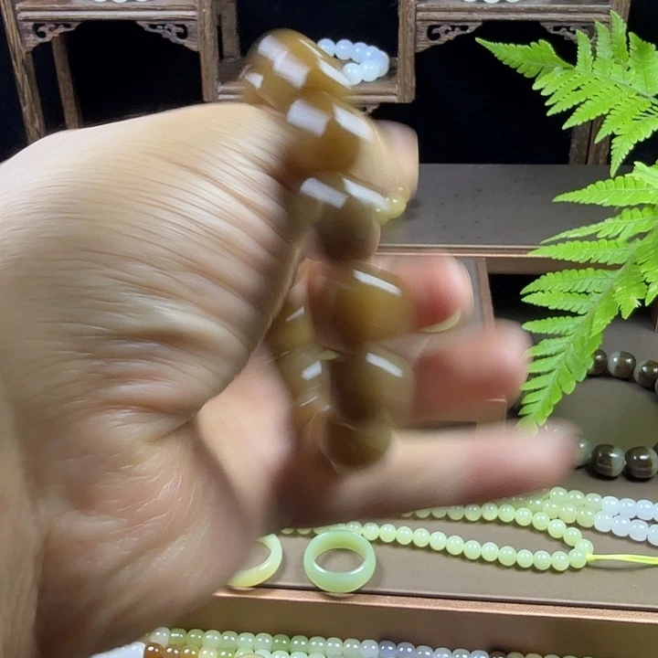 在***滴和田玉（糖玉）未镶嵌手链