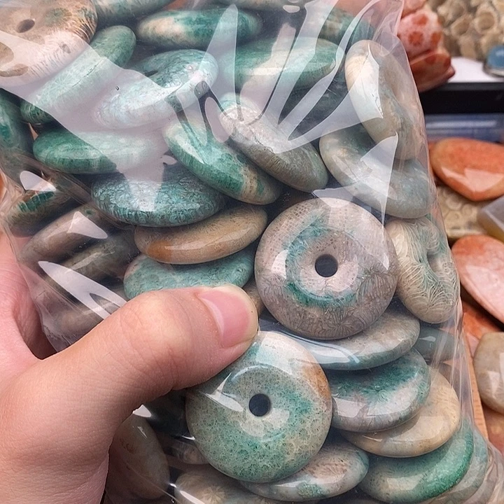 J***y石英质玉未镶嵌颈饰