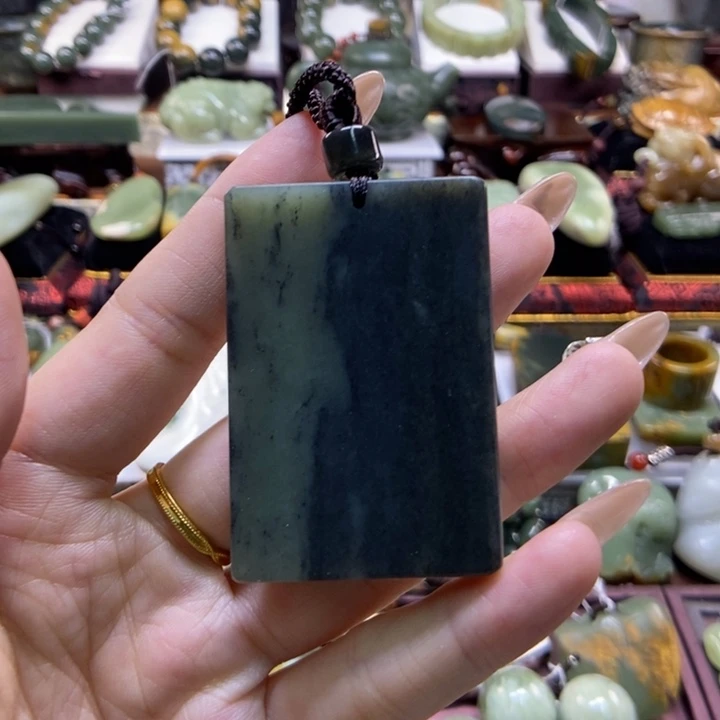 颈饰未镶嵌岫岩老玉（透闪石质玉）