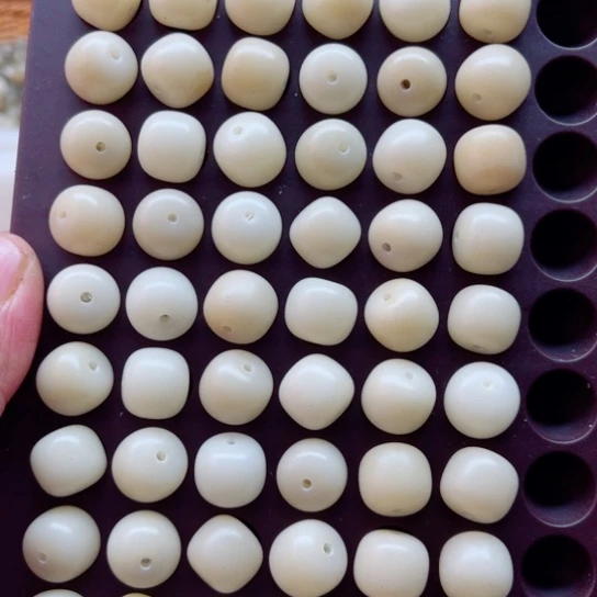 白玉菩提吊坠瑕疵13-12奶白桶珠60颗