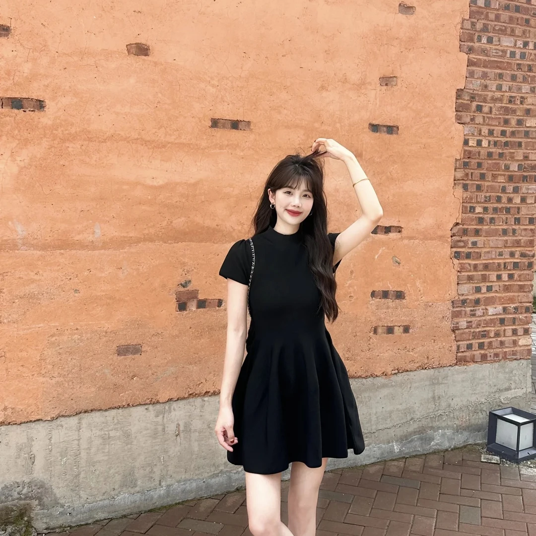 甜辣妹黑色小个子连衣裙女夏季新款法式赫本风收腰显瘦蓬蓬小黑裙