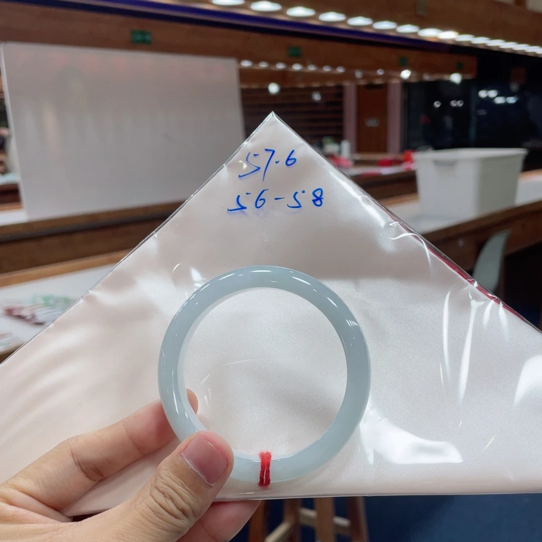 翡翠手镯未镶嵌默认有包容