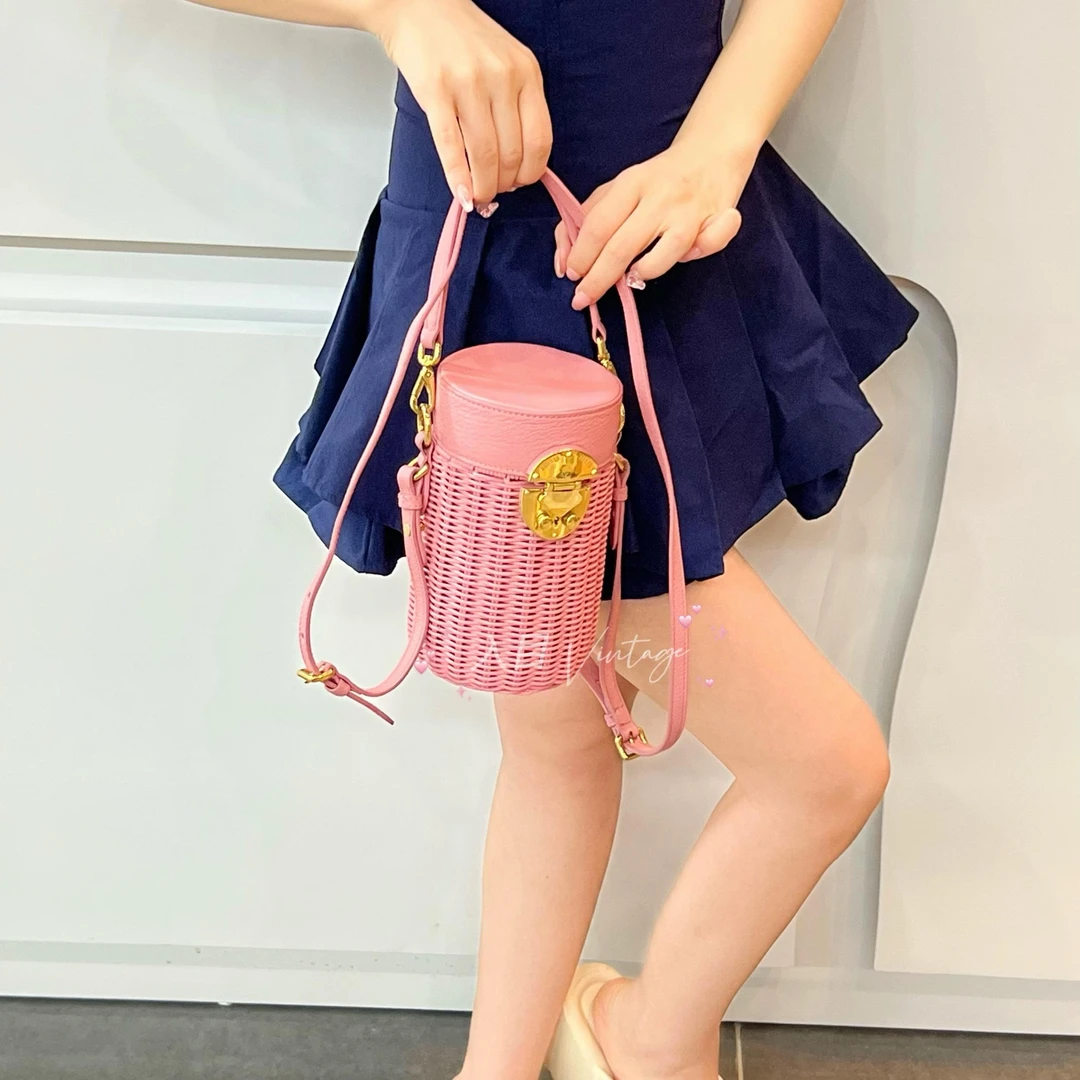 95新 MIU MIU/缪缪 入目 树莓粉金扣竹编圆桶包 49375