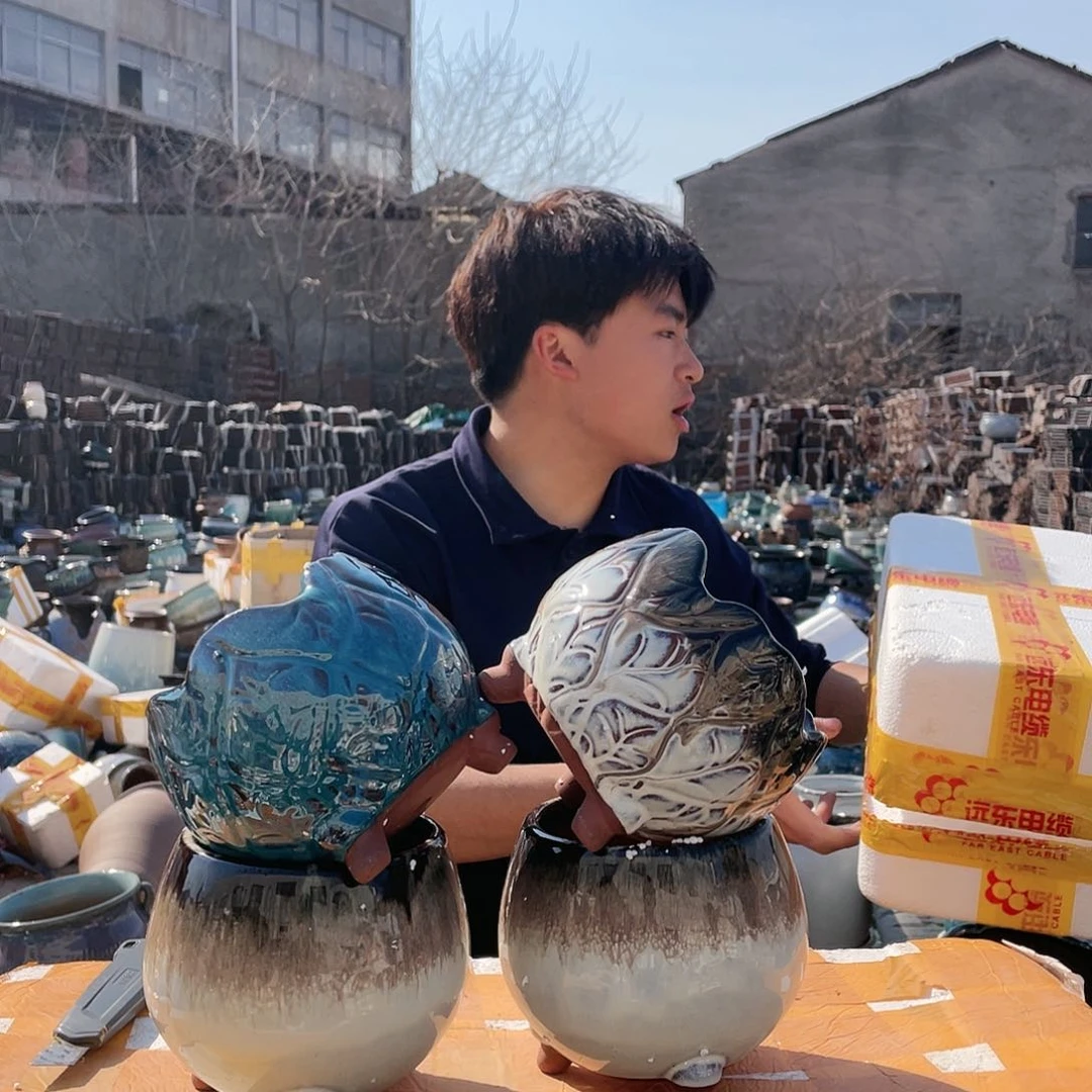 宜兴紫砂粗陶。宜兴