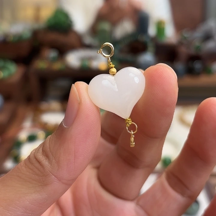 和田玉（白玉）银S925镶嵌颈饰白玉屁桃吊坠