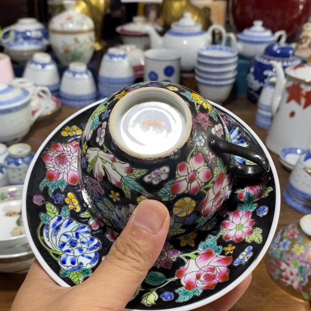 十***心摆件手绘黑地百花杯碟一套