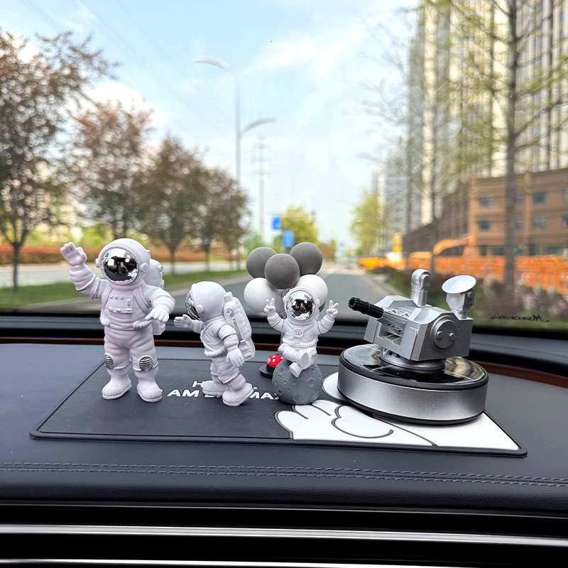 车载太空人高级感摆件汽车中控台香薰装饰车内太阳能近防炮饰品