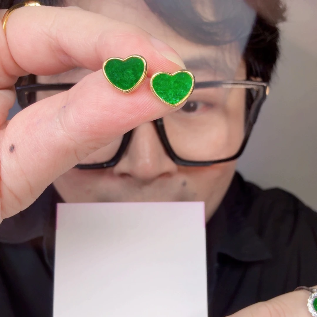 翡翠未镶嵌颈饰一对