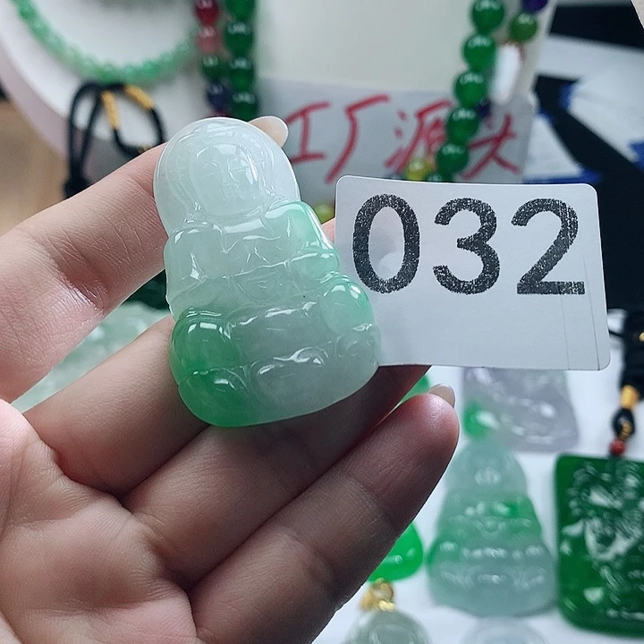 翡翠未镶嵌吊坠(赠链)