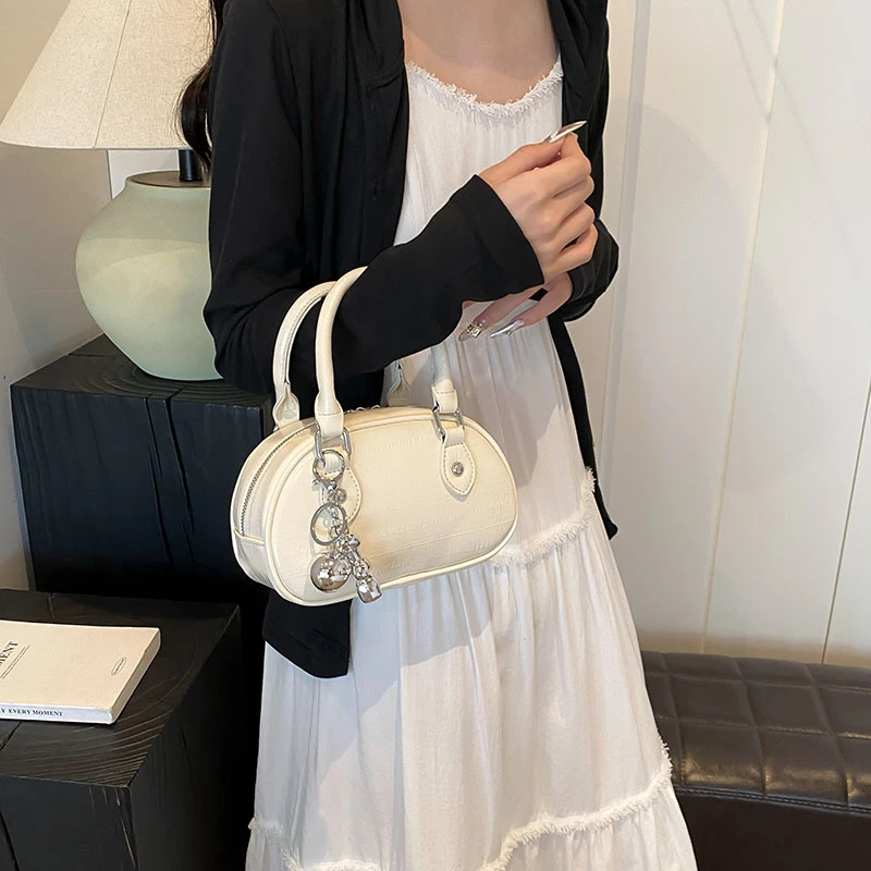 高级感银色小包包女2025新款流行百搭斜挎包时尚超火手提保龄球包