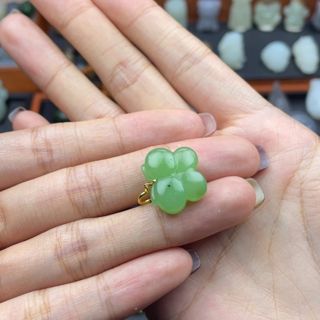 和田玉颈饰未镶嵌油****花