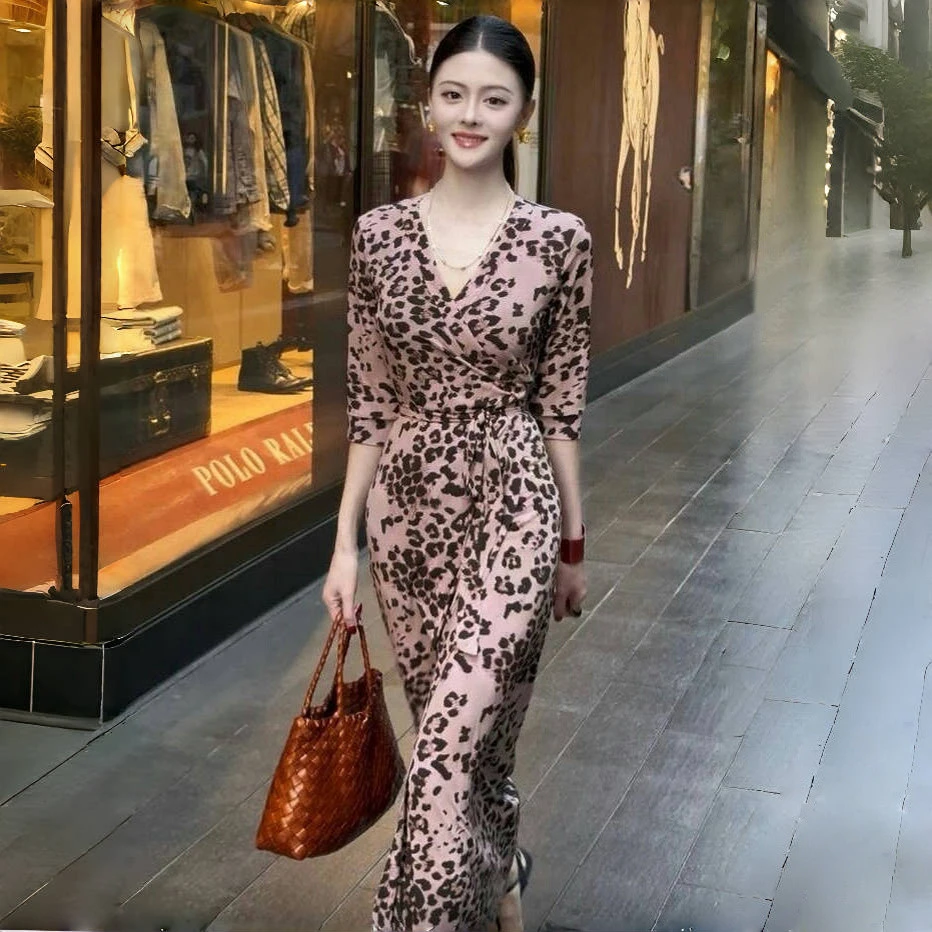 2025新款优雅气质裹身裙性感粉色豹纹轻奢风一片式度假连衣裙女夏