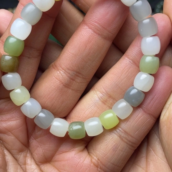 和田玉未镶嵌珠宝半成品有包容