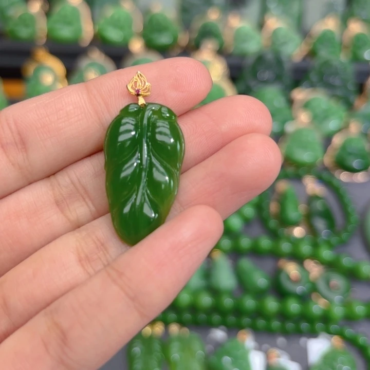 颈饰18K金镶嵌和田玉（碧玉）