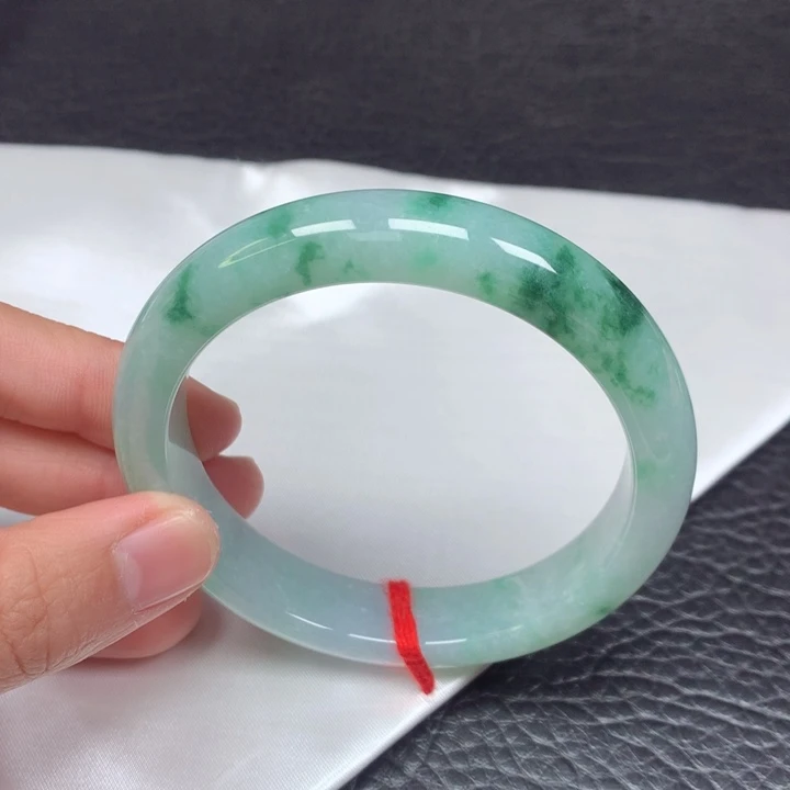 翡翠手镯未镶嵌。