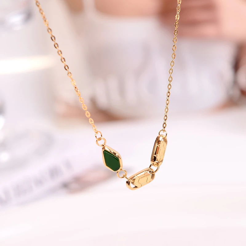 钛钢项链 蛇年限定绿色生肖蛇项链女灵蛇锁骨链小众设计配饰