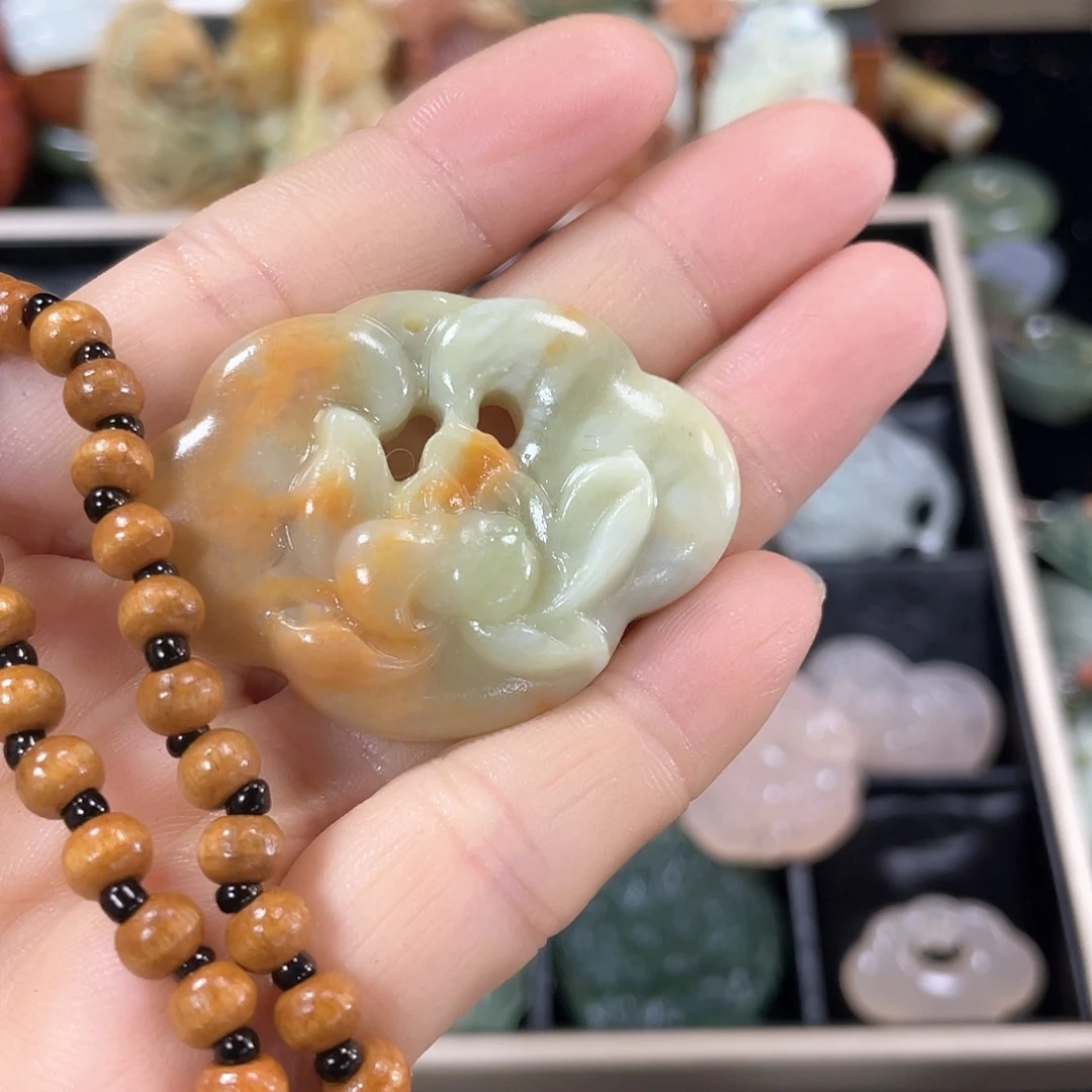 蛇纹石玉颈饰合金