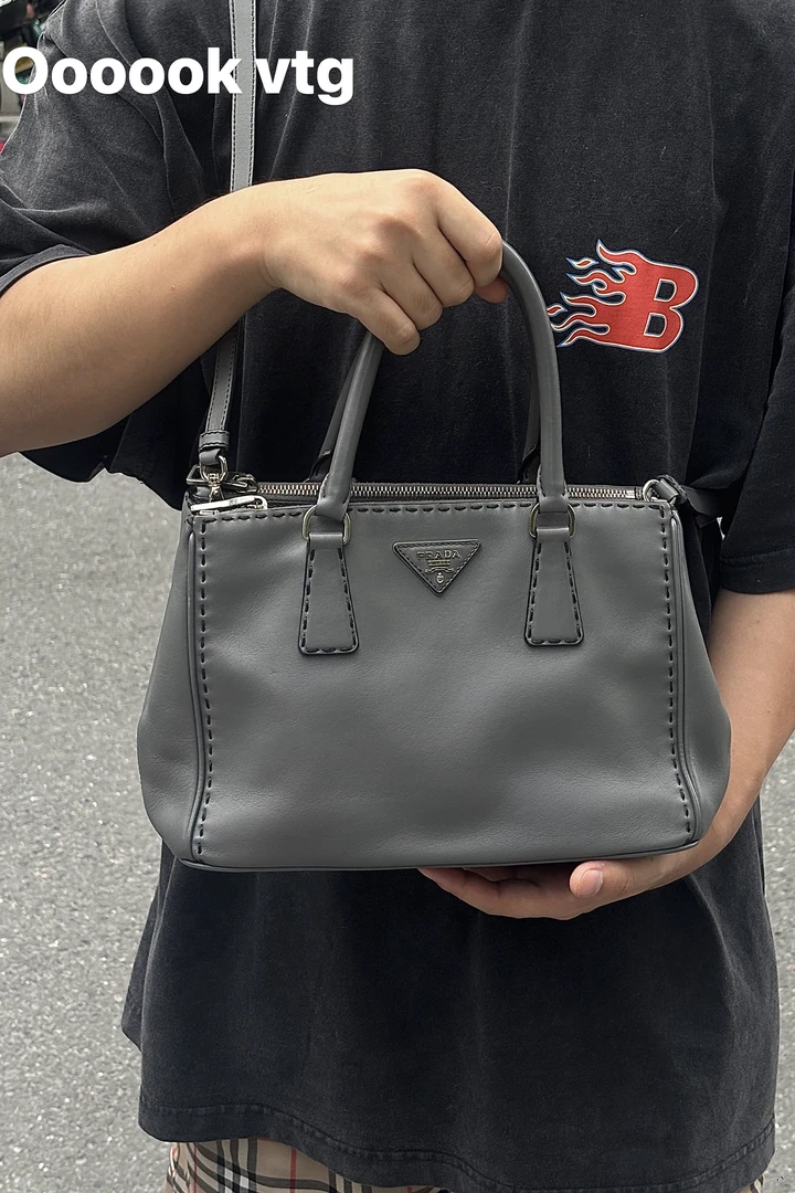 95新 Prada/普拉达 CS6271 Prada普拉达 灰色杀手包