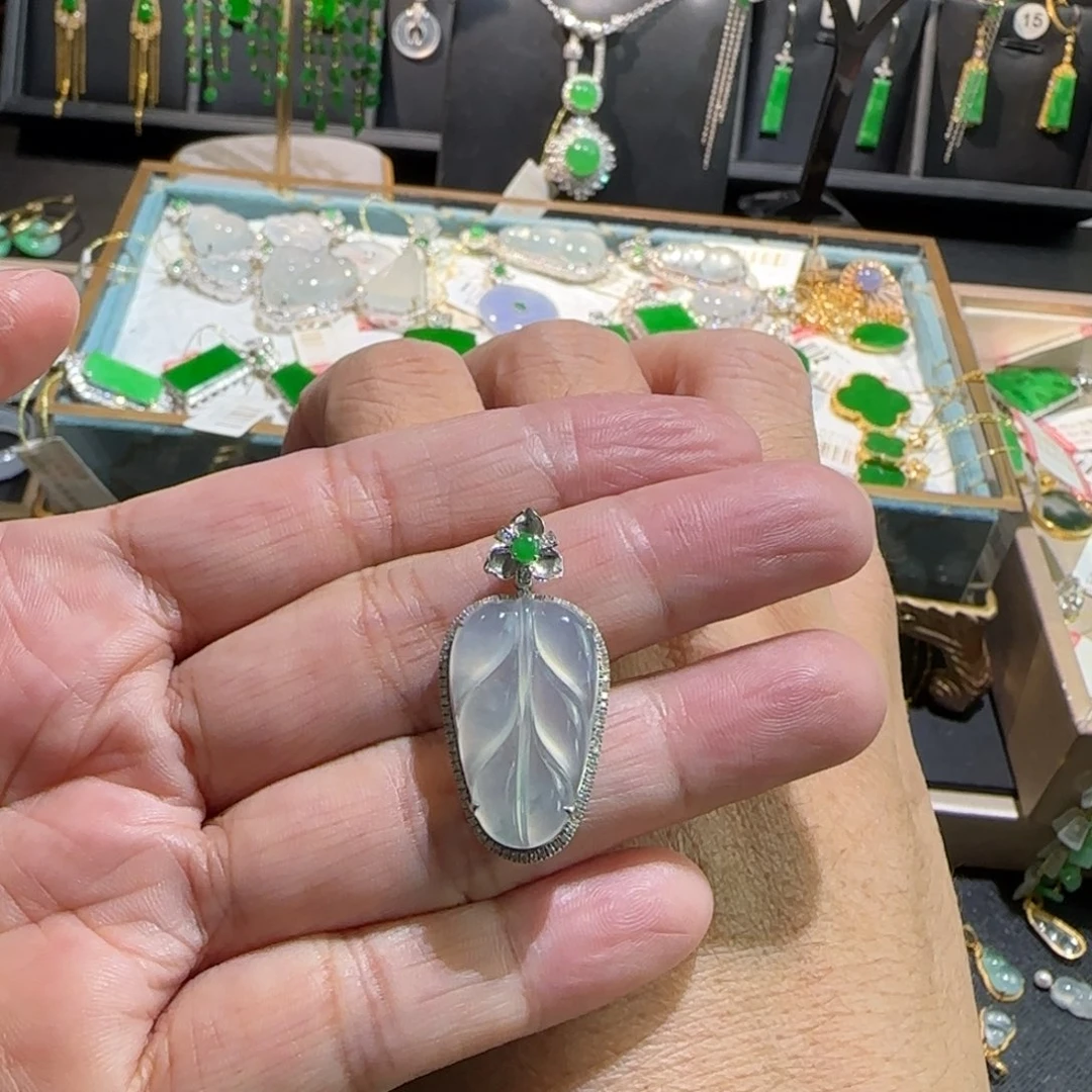 翡翠18K金镶嵌颈饰吊坠