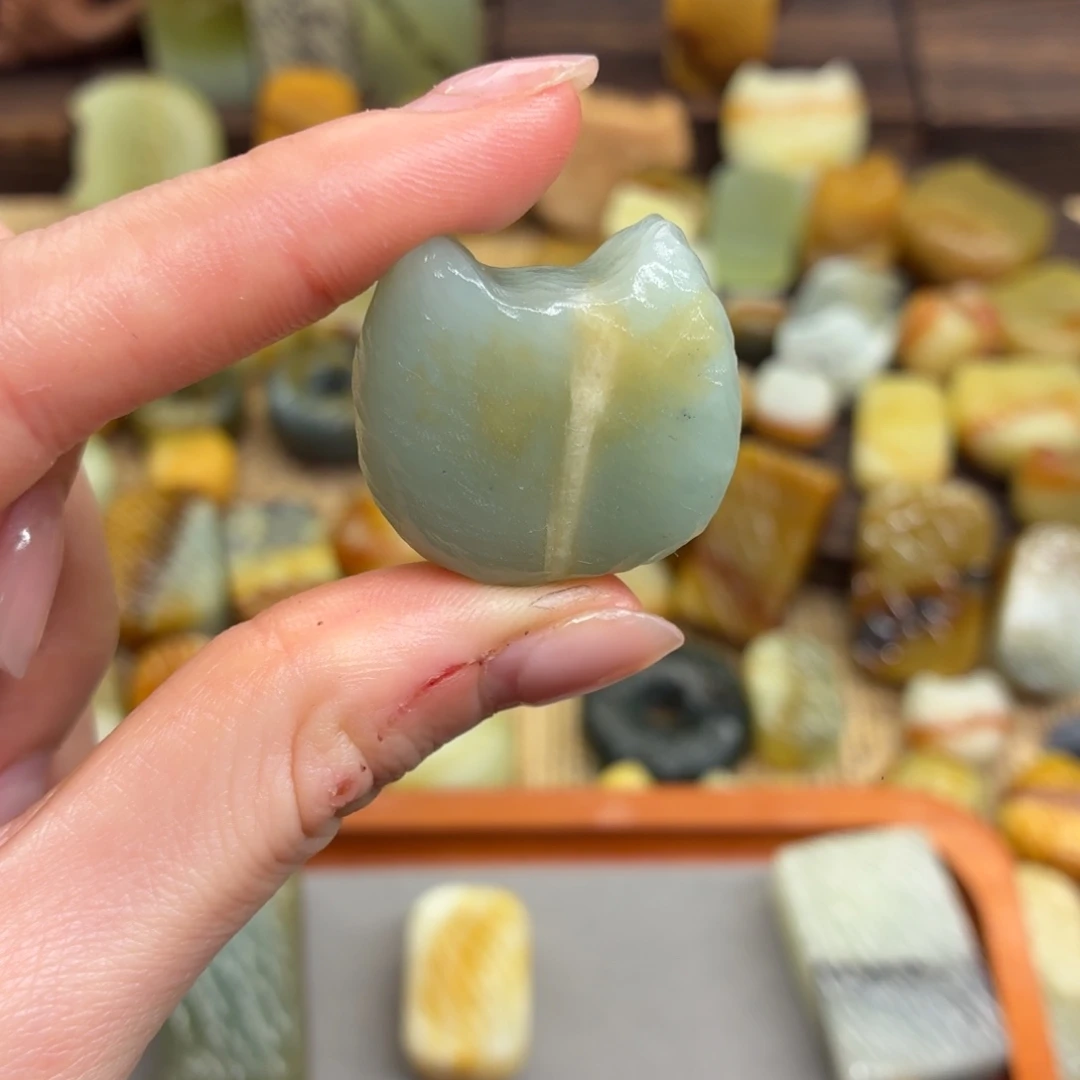 ，***蛇纹石玉未镶嵌颈饰