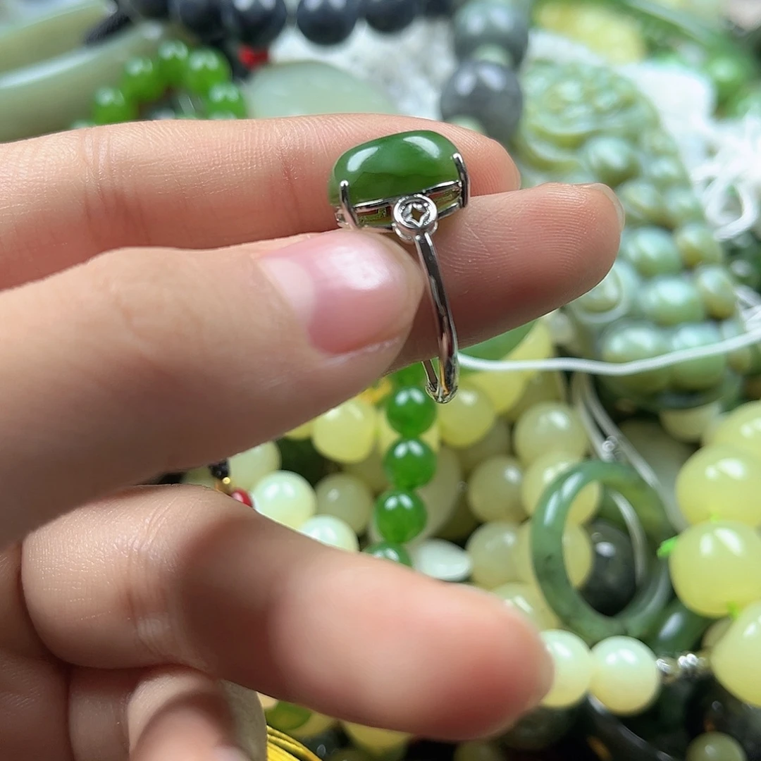 和田玉（碧玉）合金戒指有裂。