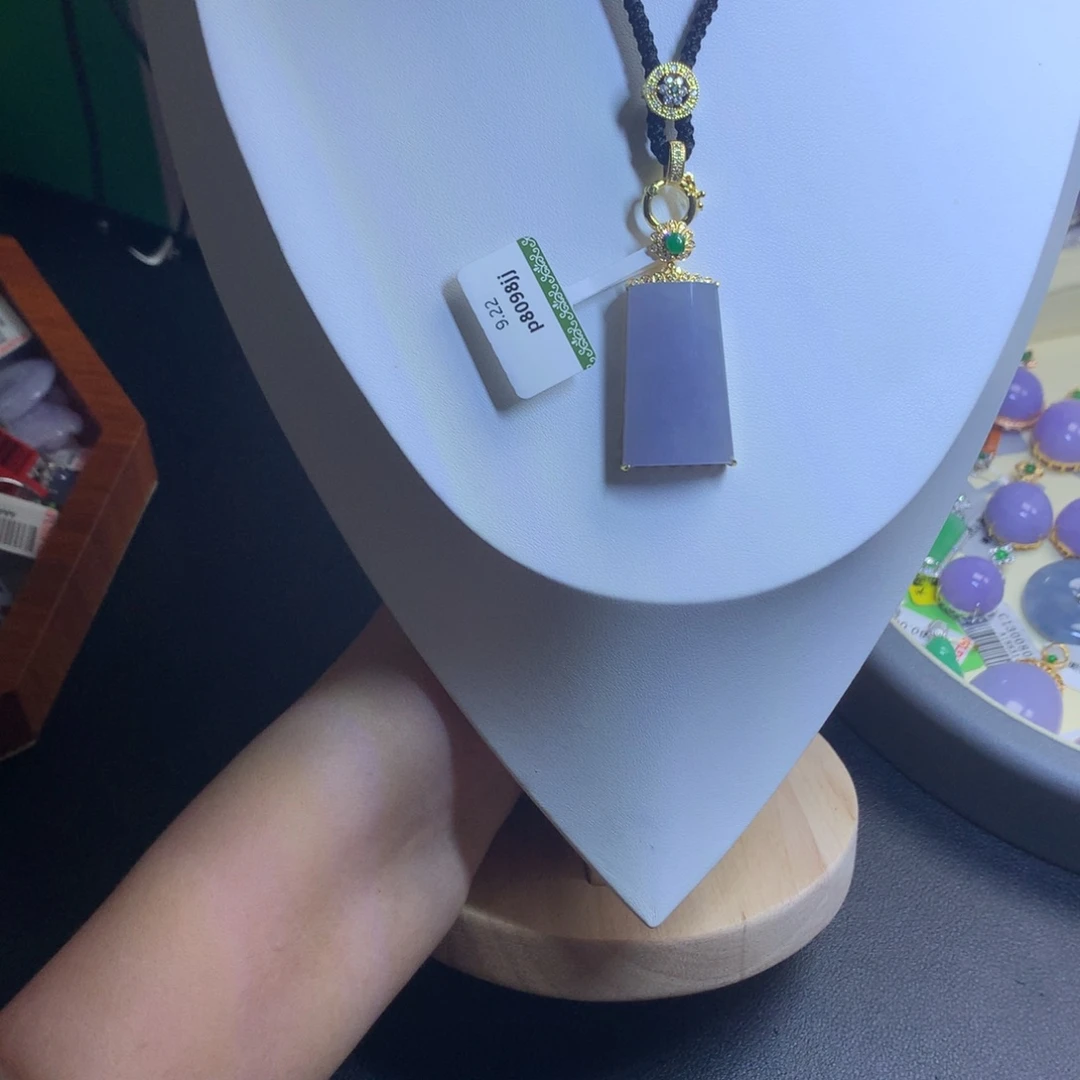颈饰18K金镶嵌翡翠