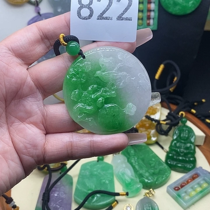 翡翠未镶嵌吊坠(赠链)
