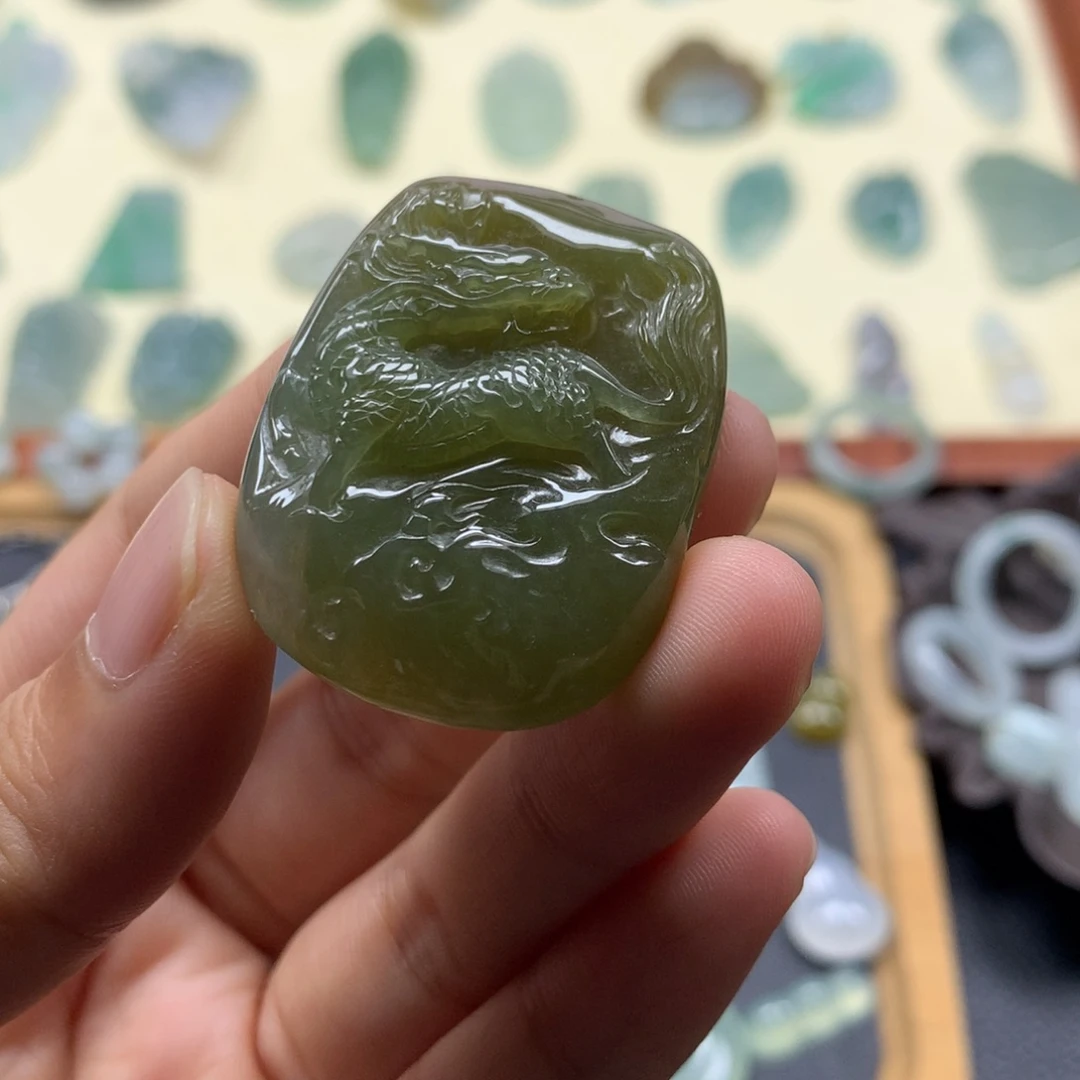 翡翠未镶嵌颈饰麒麟