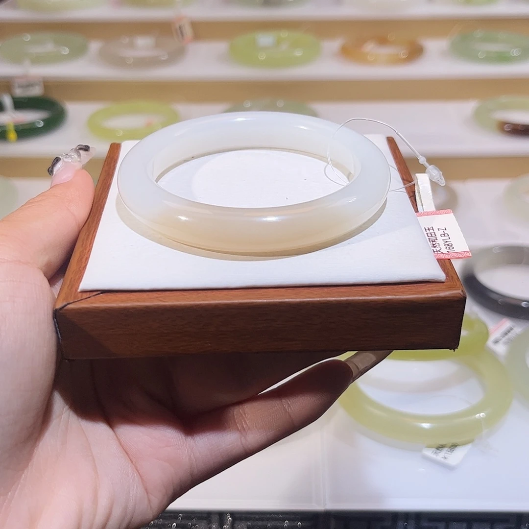 和田玉未镶嵌手镯粉白