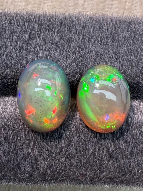 8.045ct天然黑欧泊裸石，颜色美艳，油画般色彩，尺寸13.5*10*7mm