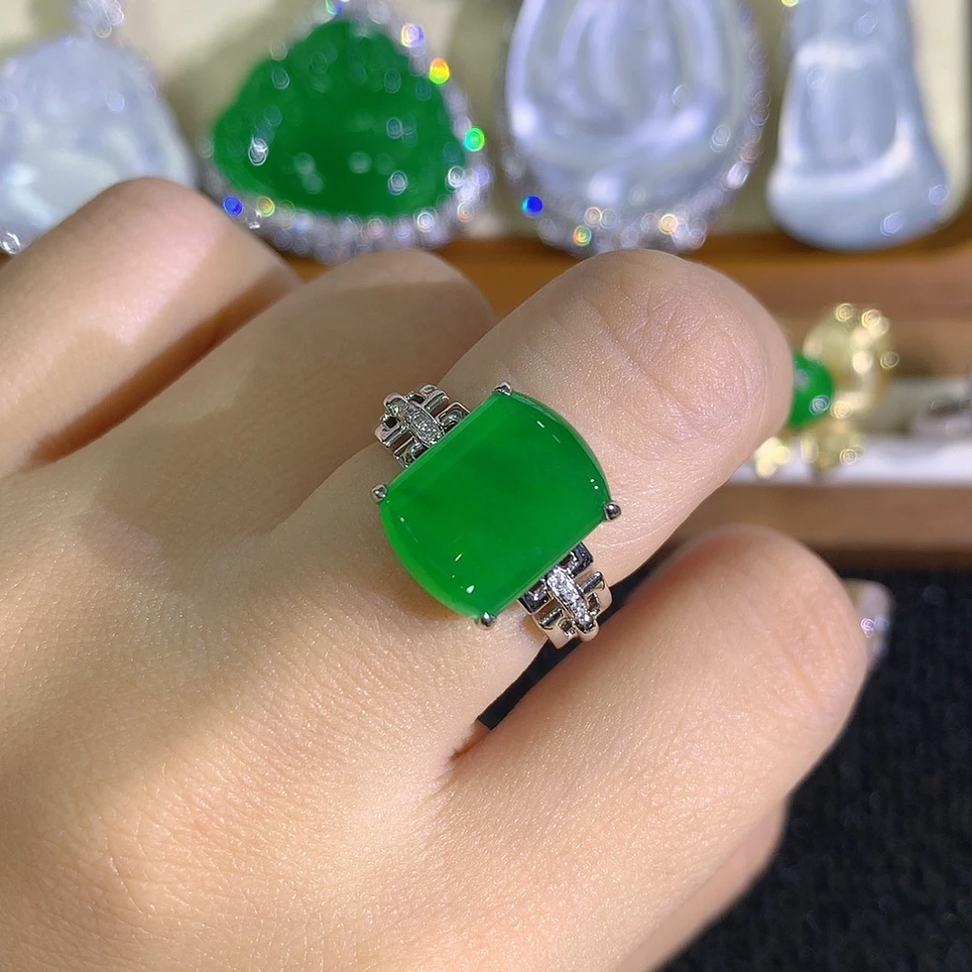 翡翠18K金镶嵌戒指马鞍