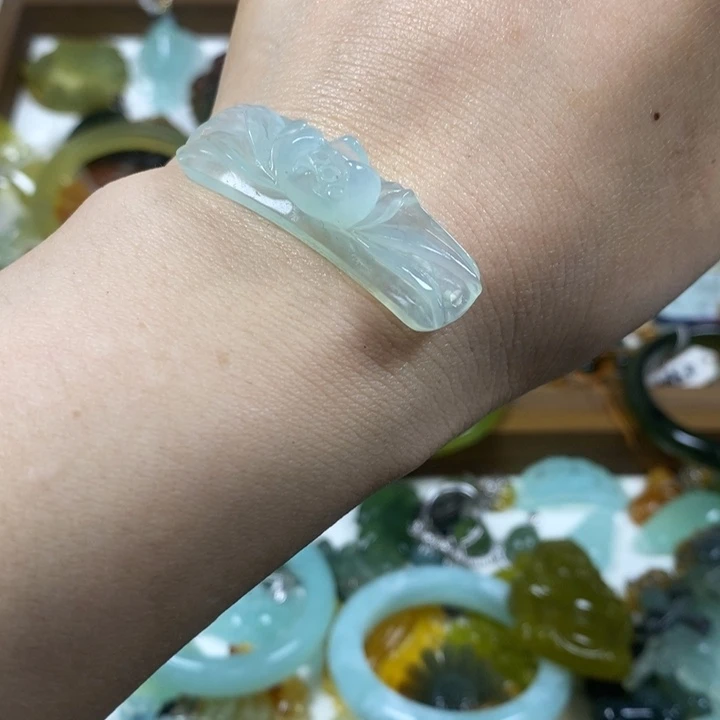 蛇纹石玉未镶嵌手牌