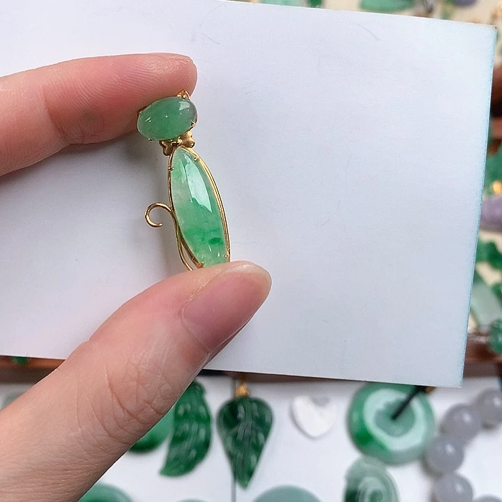 颈饰18K金镶嵌翡翠7643366445677