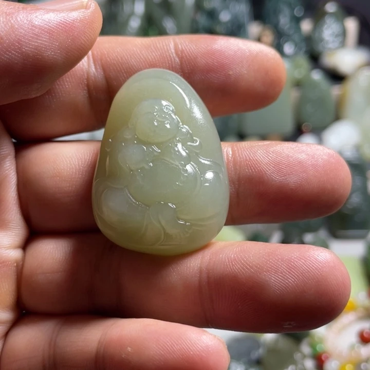 杨****颈饰未镶嵌和田玉